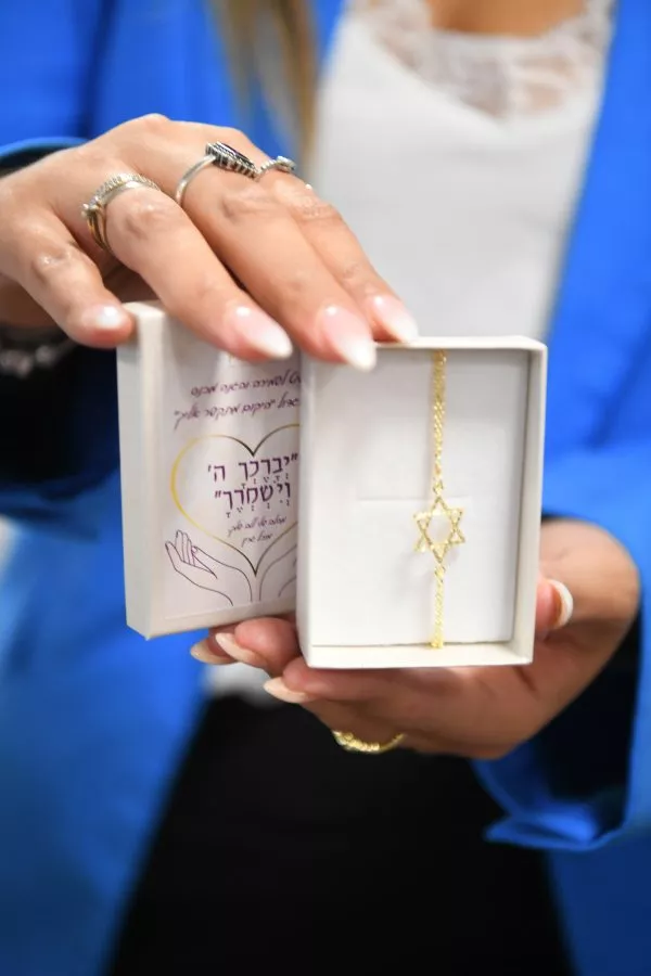 ⁦צמיד שמירה והגנה מבית מיכל גרין - צבע זהב⁩ – תמונה ⁦9⁩