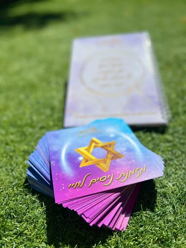 ⁦המארז המושלם: יומן שנתי בראי הנומרולוגיה, מזוזת קריסטל לשמירה והגנה וקלפי מסר "מזמנת ניסים לחיי"⁩ – תמונה ⁦20⁩