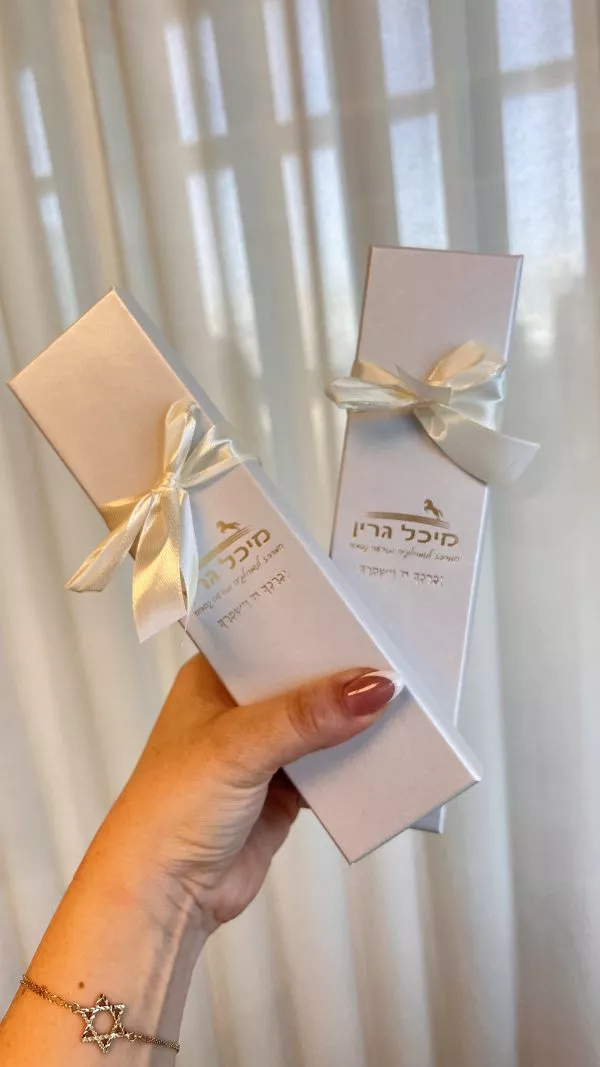 ⁦המארז המושלם: יומן שנתי בראי הנומרולוגיה, מזוזת קריסטל לשמירה והגנה וקלפי מסר "מזמנת ניסים לחיי"⁩ – תמונה ⁦4⁩