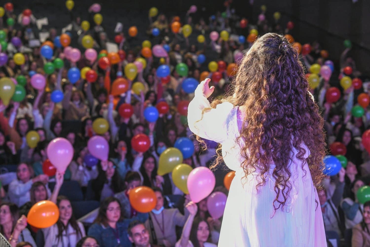 קהל עם בלונים צבעוניים
